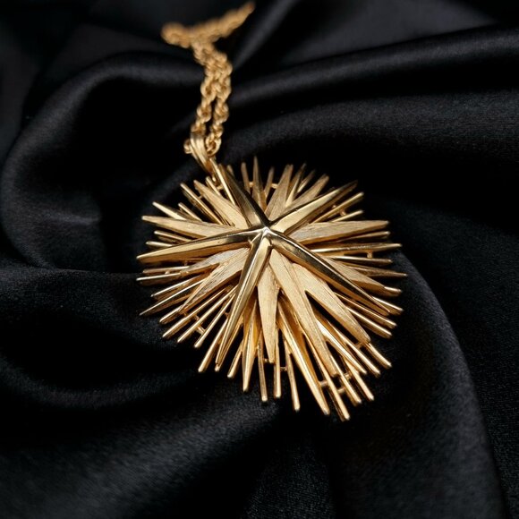 Vintage TRIFARI 1960s Gold-Tone Starburst Pendant Necklace With Rope Chain - Picture 1 of 7